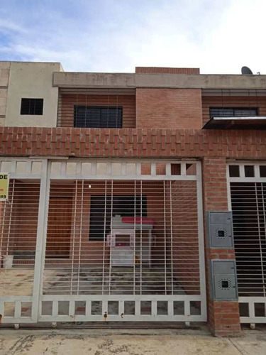 Gabriela Figuera Vende Townhouse En Naguanagua Urb Quintas Del Norte Atth-217