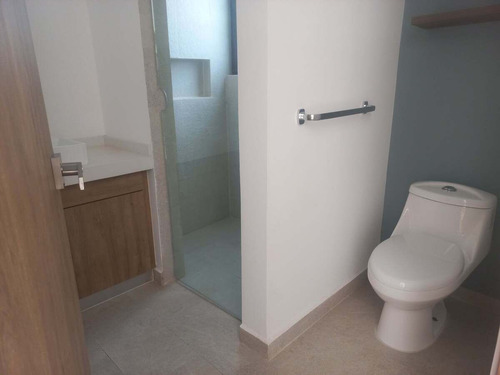Casa En Venta En El Refugio, 3 Recámaras, 2.5 Baños, Alberca, 2 Autos, Lujo!