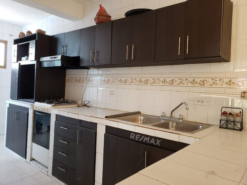 Local Con Apartamento En Calle Arismendi, Ciudad De Juan Griego, Isla De Margarita
