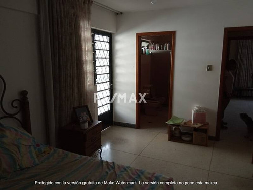 Imagen 10 de 18 de En Venta Amplia Casa En Los Nísperos. Para Actualizar. Urb. Cerrada. Cód.: 126706. 0414-4841043
