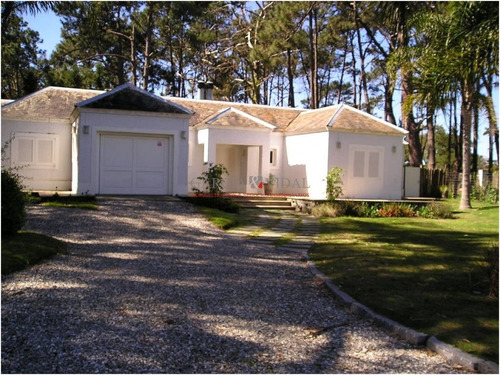 Venta De Casa 3 Dormitorios En Rincón Del Indio, Punta Del Este- Ref: 2373