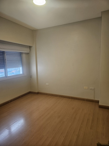 Departamento De 2 Dormitorios Con Cochera. Un Baño.