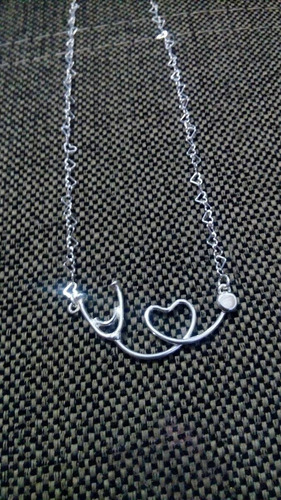 Collar Estetoscopio Liso Con Cadena De Corazones De Plata