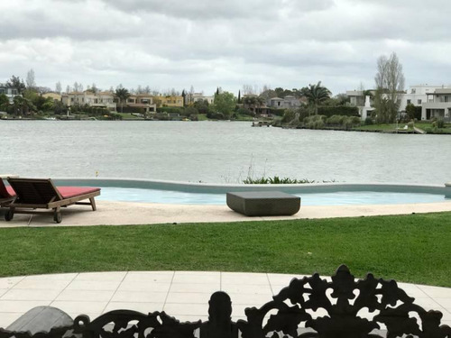 Casa En Venta Sobre La Laguna En El Barrio Santa Barbara