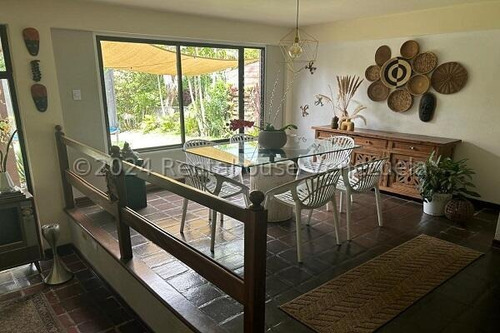 En Venta Casa Varios Niveles Ubicada En Buena Zona Del Hatillo 24-28093