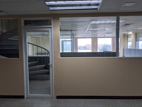Imagen 2 de 21 de En Moderno Edificio Av. Municipal Puerto La Cruz, Alquilo Oficinas Equipadas De Distintos Metrajes