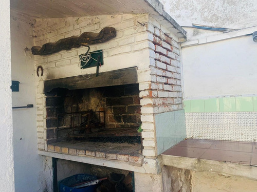 Imagen 5 de 28 de Muy Buena Casa, Construcción De Época, Con Potencial Para Reciclaje.
