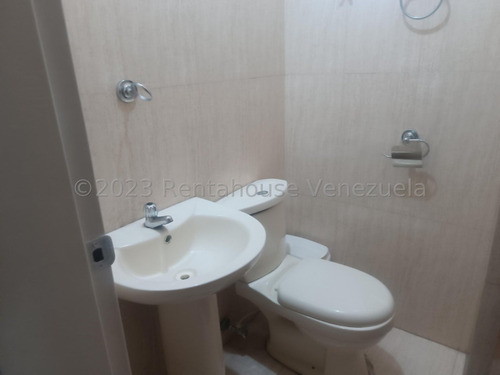 Amplio Townhouse En Venta Ubicado En La Morita Ii Urb Villa Don Víctor Db 24-8697