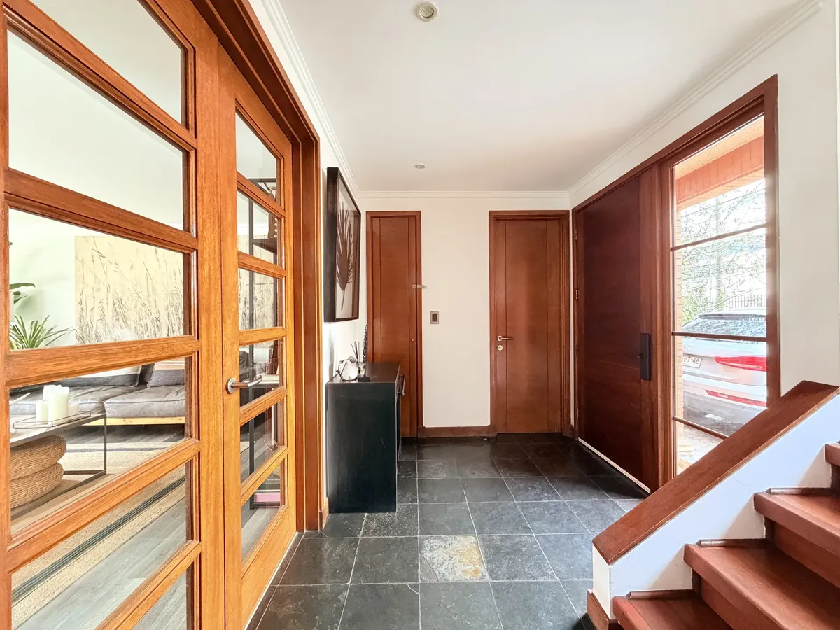 Imagen 3 de 26 de Impecable Y Luminosa Casa En Condominio Sta. Maria Manquehue