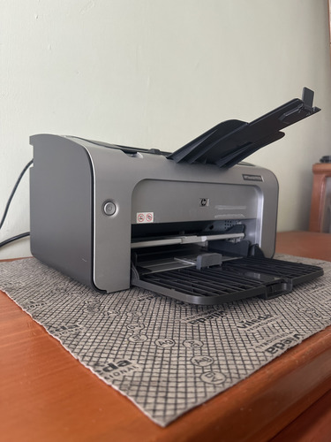 Impresora Monocromática Hp Laserjet P1006 Con Tóner Original Azul Acero (Usado)