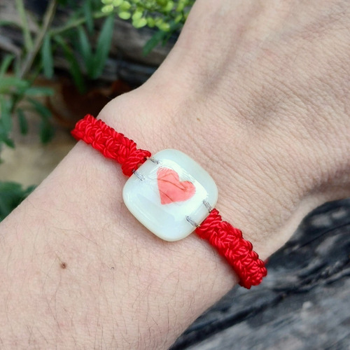 Imagen 4 de 7 de Pulsera Tejida Macramé Corazón Rojo Pintado A Mano Vidrio