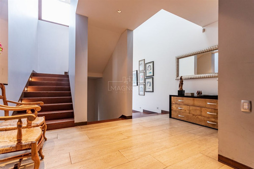 Casa En Venta De 6 Dorm. En Lo Barnechea