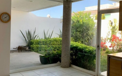 Venta De Casa En Centro Sur, Claustros Del Sur, 4 Recamaras, 4.5 Baños, Jardín