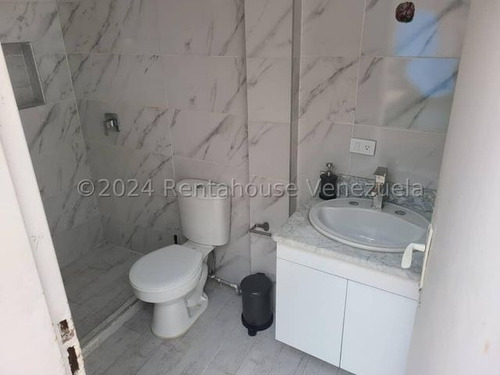 Casa Moderna Totalmente Remodelada, Con Amplios Espacios Iluminados Colinas De Guataparo 24-23018