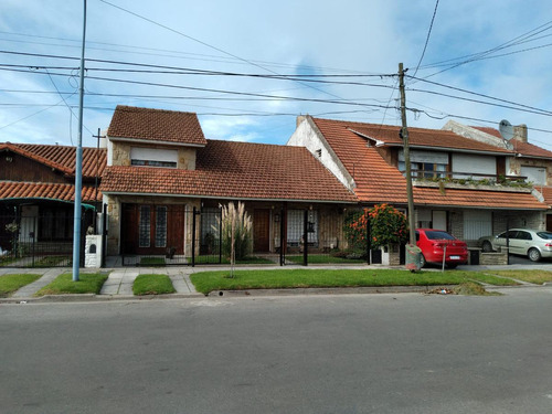 Casa En Venta - 4 Dormitorios 3 Baños - Cochera - 200mts2 - Punta Mogotes, Mar Del Plata