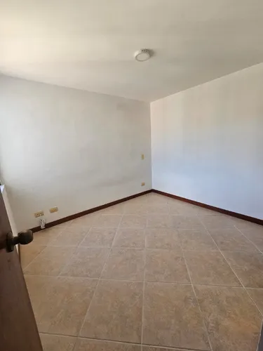 Vendo Apartamento Ubicado En La Parte Baja De La Loma De Los Bernal.