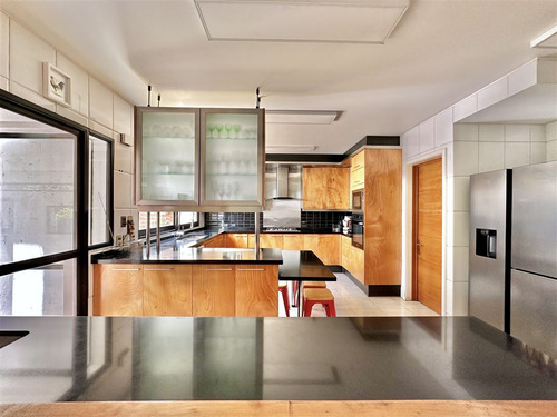 Casa En Venta De 4 Dorm. En Lo Barnechea