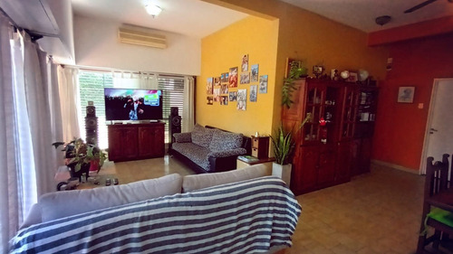 Venta Monte Grande Casaquinta Con 5 Dormitorios Pileta Y Parque Sobre Av Cervetti