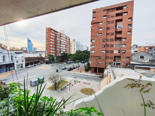 Venta Apartamento 2 Dormitorios. Piso Alto Sobre Av. Libertador. Balcón Soleado