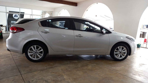 Imagen 6 de 15 de Kia Forte Sedan 2018 4p Ex, Tm6, Bl, Cmara Reversa 7, F.