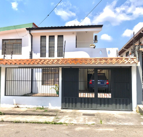 Hermosa Casa/quinta De 2 Plantas En La Urb. Las Acacias