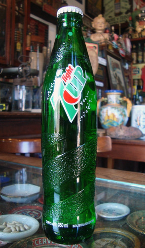 Antigua Botella De Gaseosa 7up. Light. 350 Ml (llena). 25849