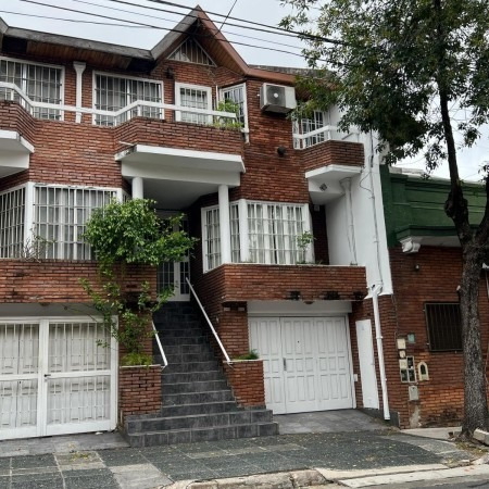 Imagen 2 de 29 de Hermosa Casa Tipo Ph 5 Amb Con Patio Y Parrilla En Flores