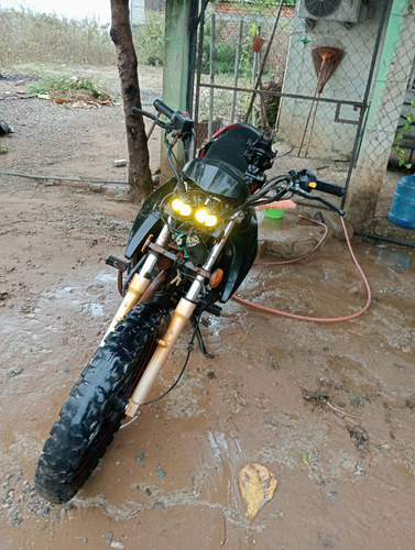 Motocicleta Negra, Con Detalles Estéticos, Motor Al 100