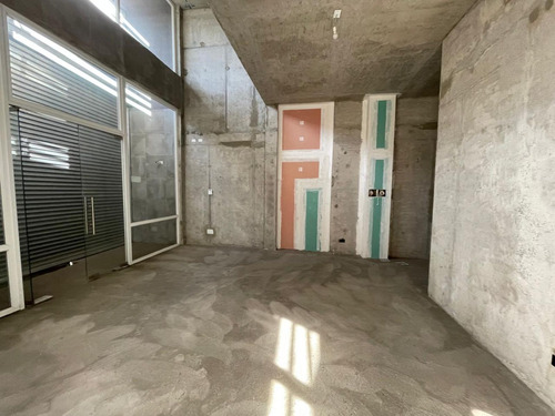 Arriendo Local Comercial De 107,48 M2 + 62,94 M2 De Altillo,