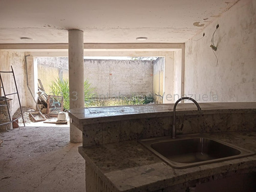 Imagen 9 de 16 de Obra Gris Cocina En Mampostería Con Tope De Granito. Baño En Planta Baja Remodelado Tanque De Agua Subterráneo, Línea Cantv. Conjunto Exclusivo De Solo 52 Th. Agua De Pozo. Vigilancia Privada 24 Hrs.