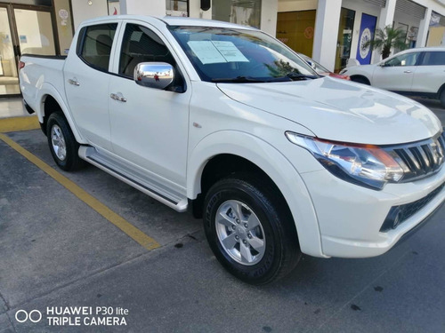 Imagen 4 de 12 de Mitsubishi L200 2018 2.4 Cabina Doble 4x2 Mt