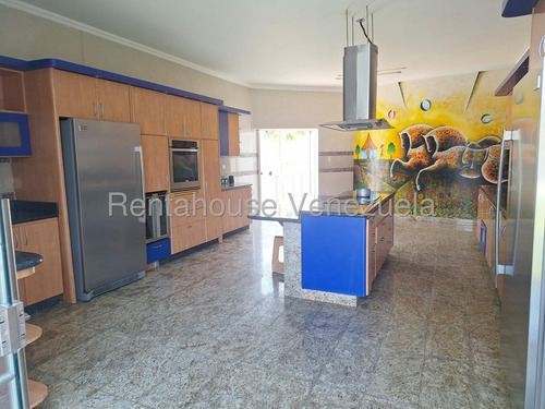 Amplia Casa En Venta Ubicada En Prados Del Este 24-24046