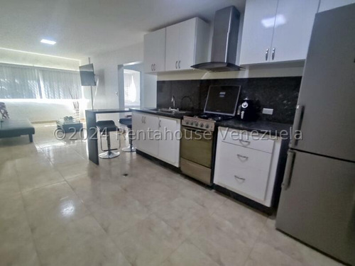 Comodo Y Remodelado Apartamento, Cuenta Con Cocina Integrada Con Desayunador En Tope De Granito, Area De Lavaderia, 2 Comodas Habitaciones. 2 Baños. Ubicado En La Plata Baja