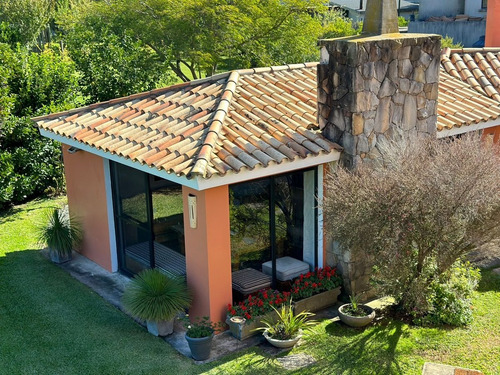 Imagen 2 de 17 de Muy Linda, De Estilo Colonial Y Con Barbacoa Independiente