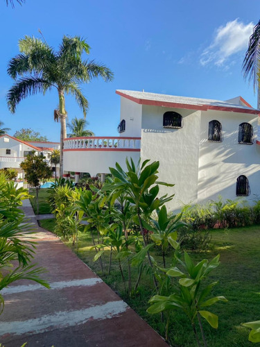 Una Hermosa Villa De Dos Niveles, Con Todos Los Espacios Que Necesitas Para Tu Comodidad Y Tranquilidad. (849) 203-7597