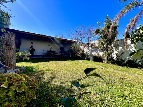 Casa En Venta De 1 Planta, Con Jardín, Quincho Y Garage - Barrio Santa Rita, Boulogne