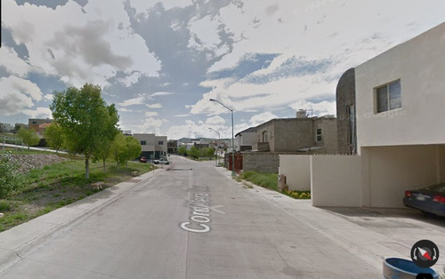 Casa Ubicada En Colonia Cordilleras, Chihuahua. Con 3 Recamaras Y 180m2. A Unos Minutos De Plaza La Novia.