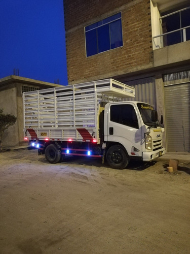 Eliminación De Desmonte. Cosas En Desuso Y Taxi Carga