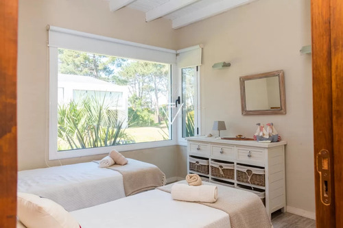 Venta De Casa 5 Dormitorios En Pinar Del Faro José Ignacio Con Gran Jardin Parquizado (pfi7)