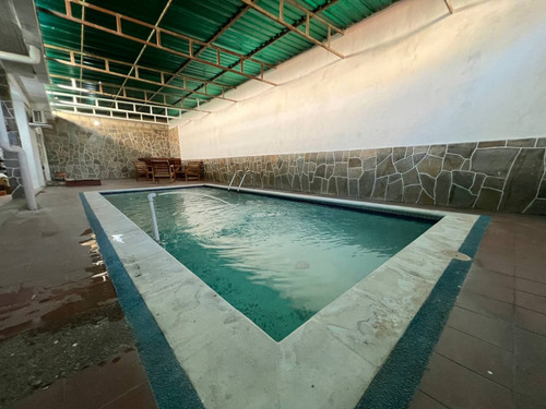 Casa Con Piscina Urbanización Andrés Bello Maracay