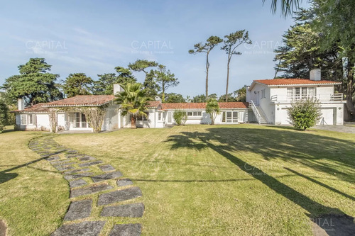 Casa De Construccion Tradicional En Playa Brava, Punta Del Este En Venta