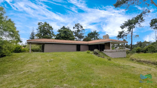 Venta De Casa 3 Dormitorios Y Servicio En El Golf Punta Del Este