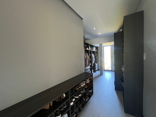 En Venta Casa Moderna Con Jardín Plano Y Vista Al Avila En La Urb. Prados Del Este, Calle Cerrada.