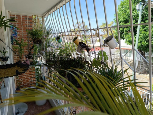 San Bernardino !! Amplia Y Hermosa Casa Totalmente Remodelada, Dividida En 3 Ambientes Independientes, 434 M2 Terreno, 555 M2 Const., 9 Hab., 8 Baños, 7 Pe, 3 Cocinas. Calle Cerrada Vigilancia 24/7 !!