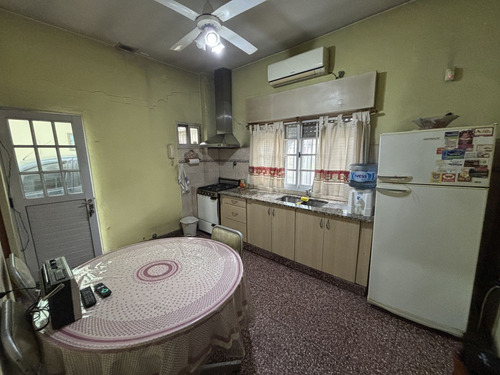 Casa 2 Dormitorios, Amplio Jardín Con Galpón Y Dpto Al Fondo