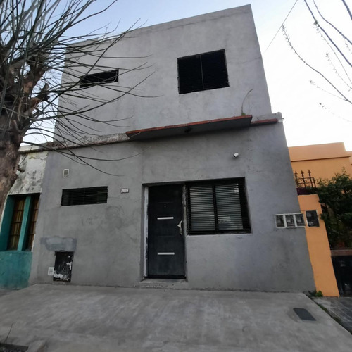 En Venta En Palomar Casa En Dos Plantas. 3 Ambientes Dos Baños Ademas Patio Con Parrilla Y Horno De Barro F: 9237