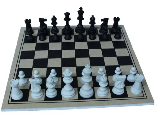 o rei do xadrez branco está no tabuleiro de xadrez, as peças