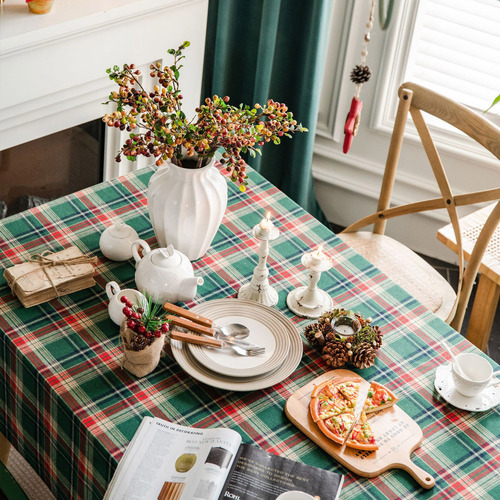 Mesa Rústica De Tela Navideña Tejida Con Un Mantel Verde