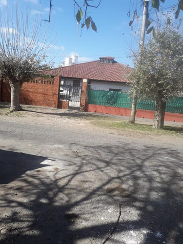 Casa En Alquiler - 2 Dormitorios 1 Baño - 90mts2- Manuel B Gonnet