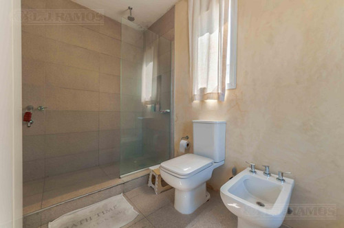 Casa Con 3 Dormitorios, Escritorio Y Playroom En Venta En Santa Barbara